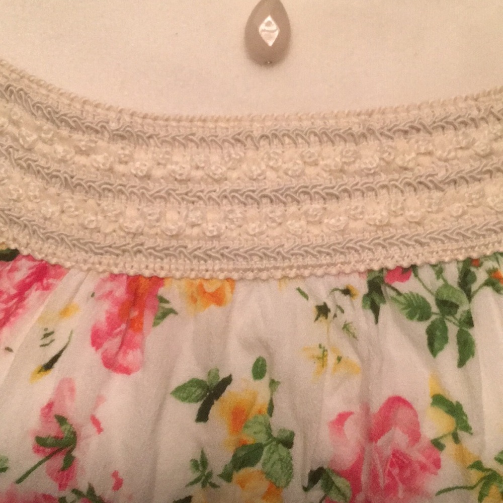 Women’s Chloe K Floral Top - Picture 2 of 6